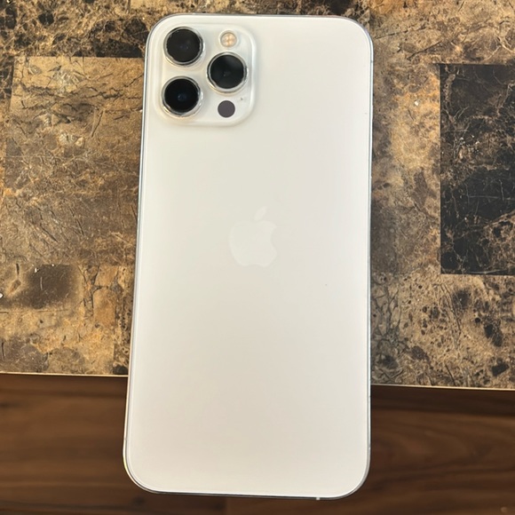 No cracks, looks likenit but its the screen protector. - Picture 1 of 2